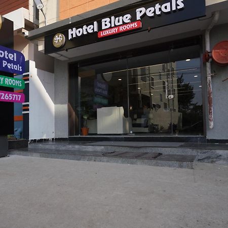 Hotel Blue Petals شمس أباد المظهر الخارجي الصورة