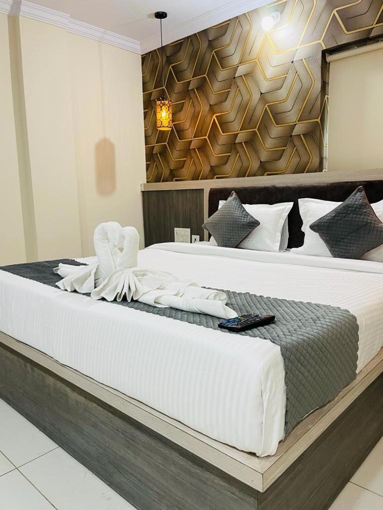 Hotel Blue Petals شمس أباد المظهر الخارجي الصورة