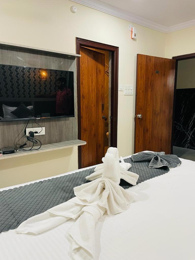 Hotel Blue Petals شمس أباد المظهر الخارجي الصورة